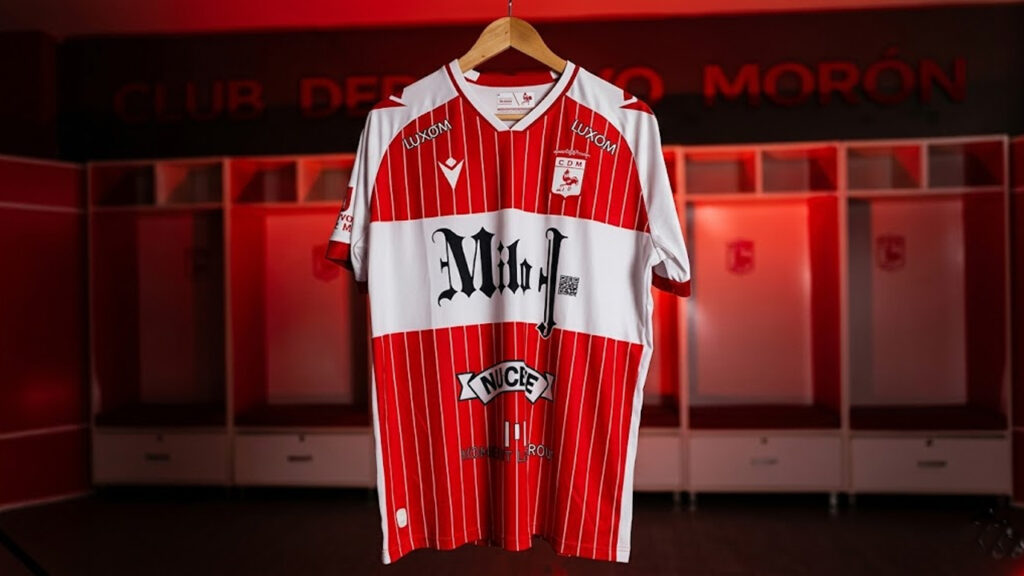 La Camiseta de Deportivo Morón con el gran Milo J mirando de frente a los rivales