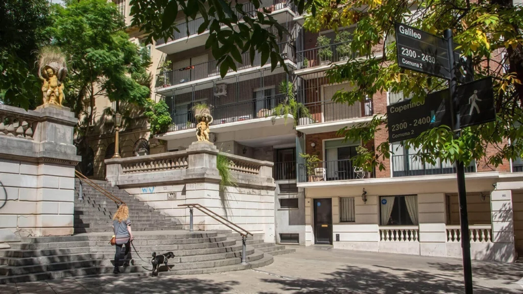 El acceso a la Isla de Recoleta, uno de los lugares más hermosos de la Ciudad de Buenos Aires. María Eugenia Vidal finalizó su mandato y en seis meses fue a vivir a un departamento dentro de la Isla de Recoleta.