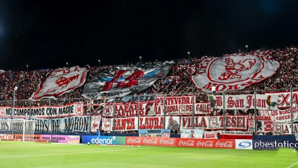 El entrenador de Morón, Walter Otta, y la hinchada que no da respiro