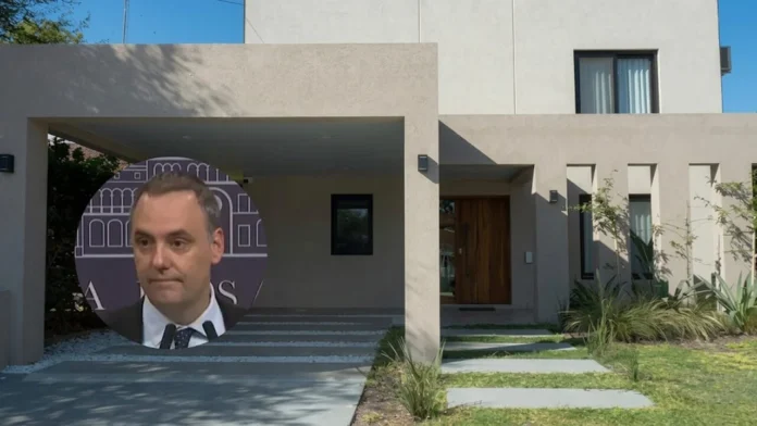 USD 245.000 en efectivo para remodelar su casa en el country. Una casa sobre otra. Y no lo puede explicar.