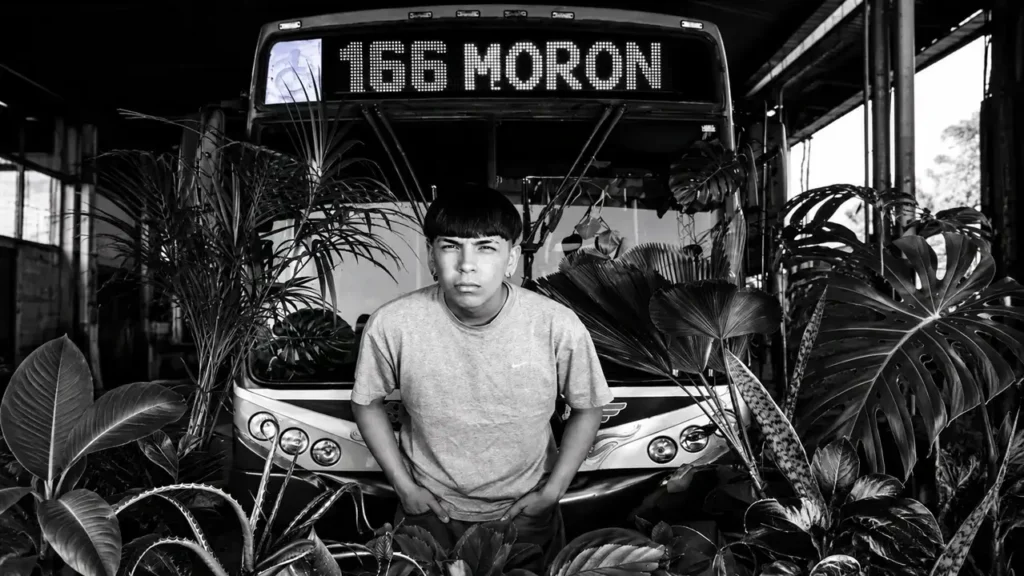 Colectivos Morón a Capital. El 166 es tan conocido que lo uso hasta Milo J para promocionar uno de sus discos. 