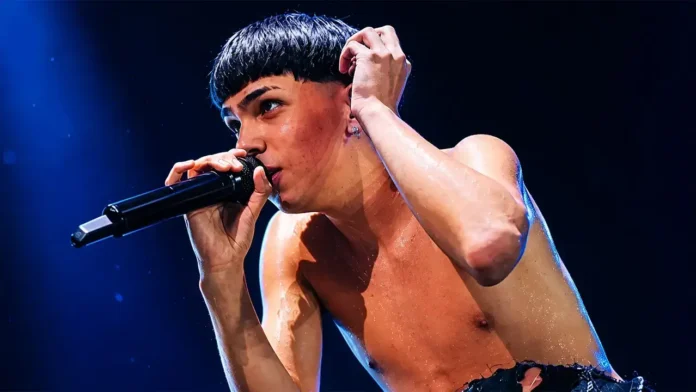 Milo J en uno de sus cientos de shows con su look característico