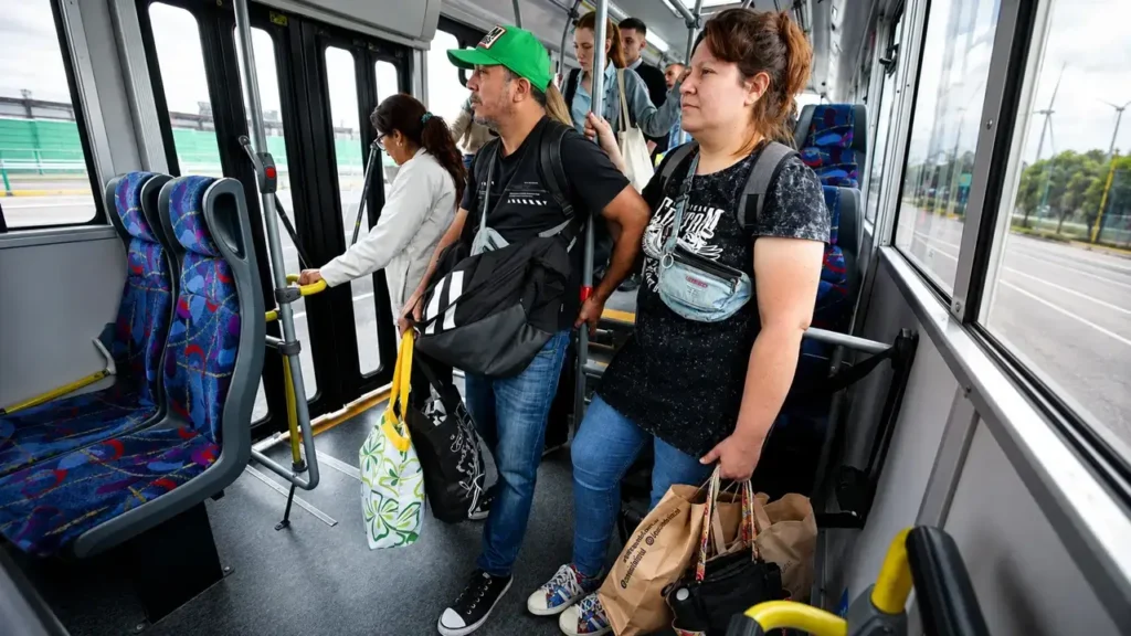 Colectivos Morón a Capital. Hay buenas líneas, y malas líneas. Hay líneas puntuales e higiénicas. Y hay líneas que no respetan los horarios y van y vienen todos sucios.