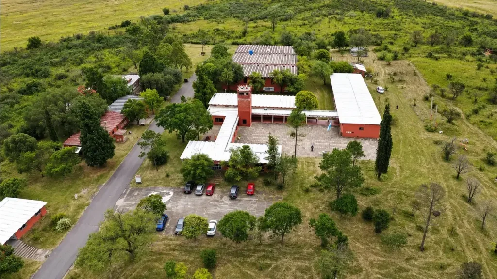 Una vista aérea del Centro Clandestino de Detención La Perlo a metros de la ruta y ya sin la típica alambrada