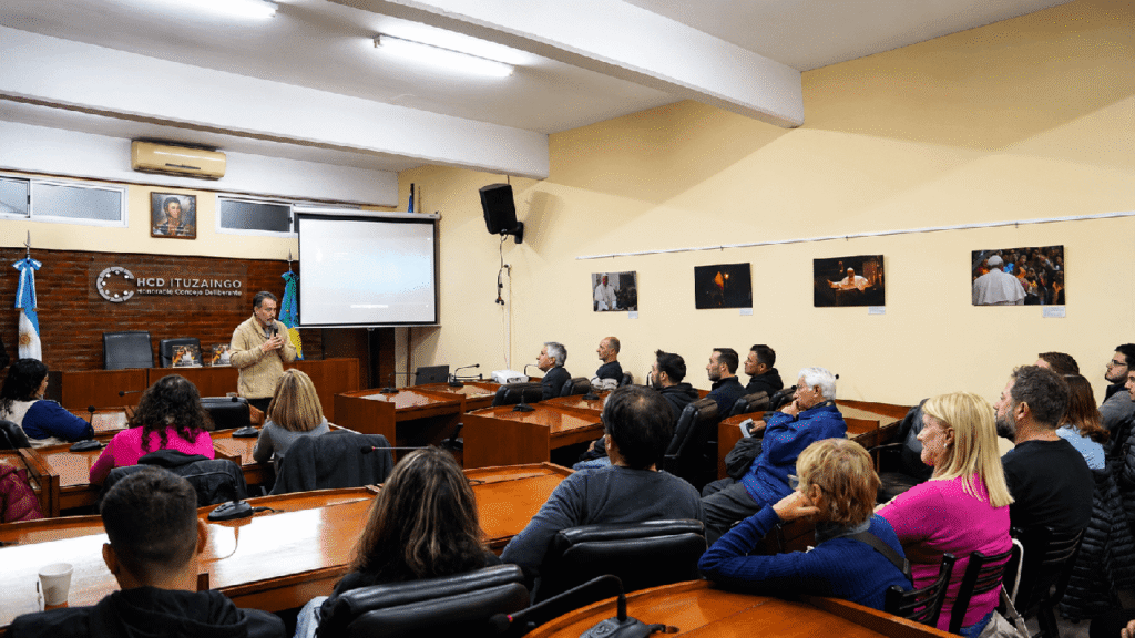Parte del público sentado en las bancas del Concejo Deliberante escucha a Cangas