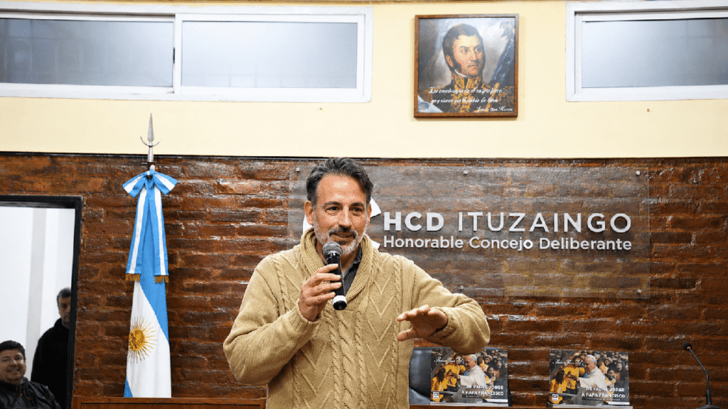 El fotógrafo Enrique Cangas habla durante la presentación de la muestra fotográfica “Francisco. Servidor en Buenos Aires, Servidor para el Mundo”