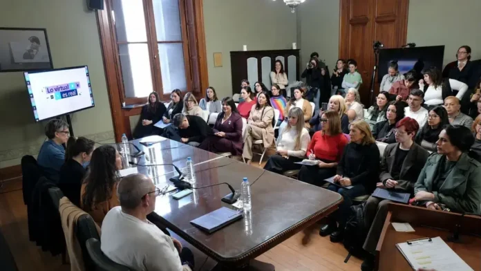 El encuentro en el que Mónica Macha presentó un proyecto de ley para incorporar la violencia digital a la Ley de Violencia Familiar (Ley 12.569) de la Provincia de Buenos Aires