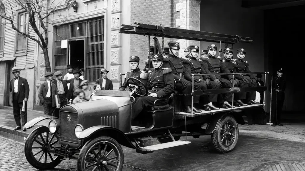Día del Bombero Voluntario, una fecha que reconoce el compromiso de quienes están en la primera línea frente a incendios, accidentes, inundaciones, derrumbes y todo tipo de emergencias. La foto original del Primer Cuartel de Bomberos de la Boca.