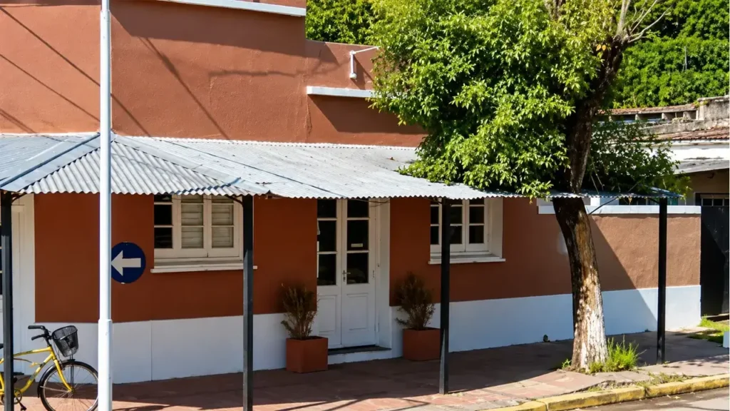 Comisaría Luján Tercera de Open Door ubicada en la intersección de Santa Fe y Carlos Disarli