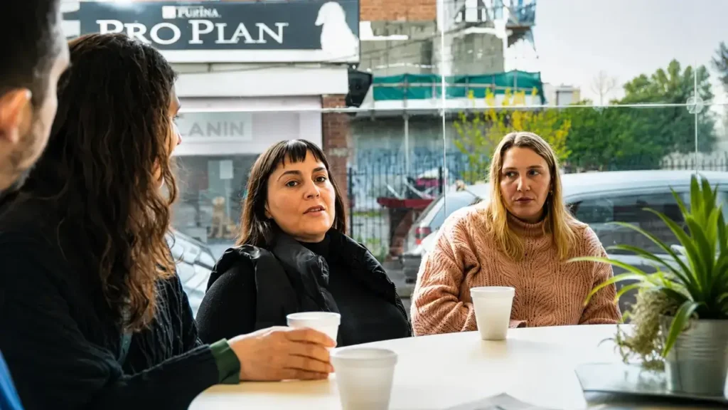 La Presidenta del Bloque Unión por la Patria, Florencia de Luca, junto a Camila Sabbatella, también participaron del encuentro