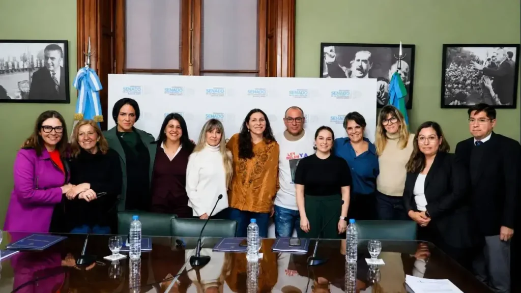 Los integrantes de la presentación juntos para la foto