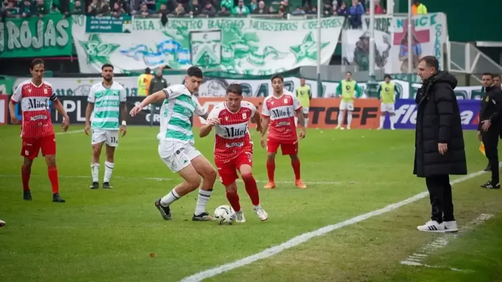 Walter Otta en la punta dando y dando indicaciones hasta que en ochos minutos del final, Parisi de cabeza derrotó a el Gallo