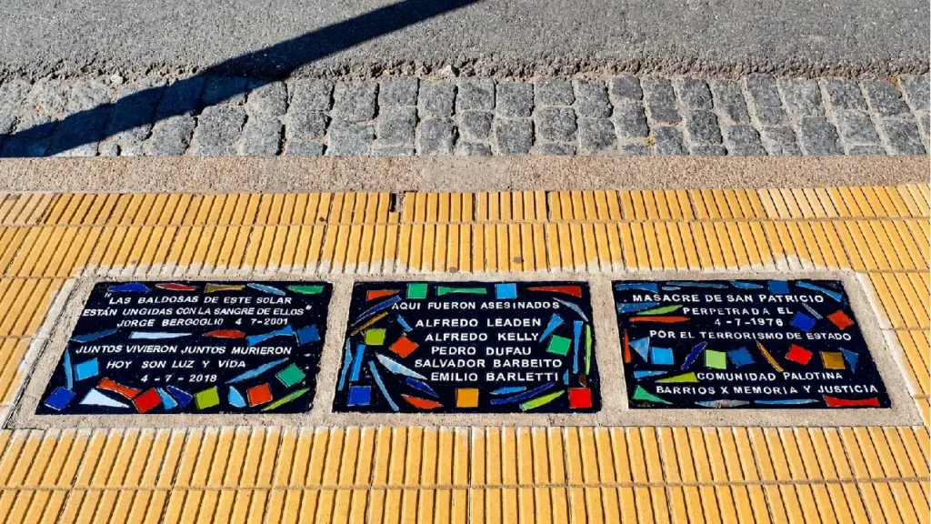 Baldosas en homenaje a las víctimas de la masacre, instaladas en 2018, en la vereda de la parroquia