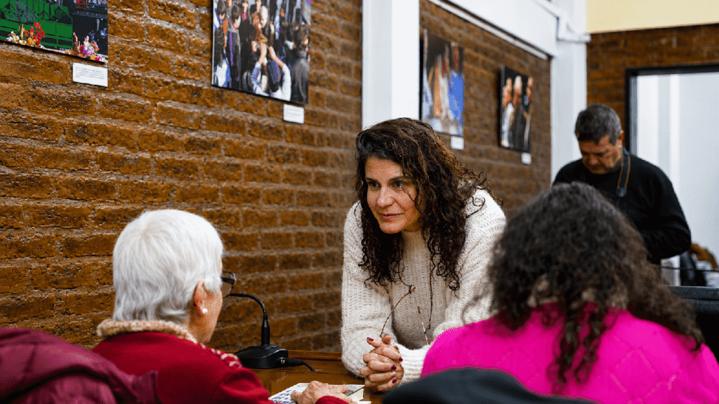 La concejal Valeria Susperreguy conversando con los asistentes 