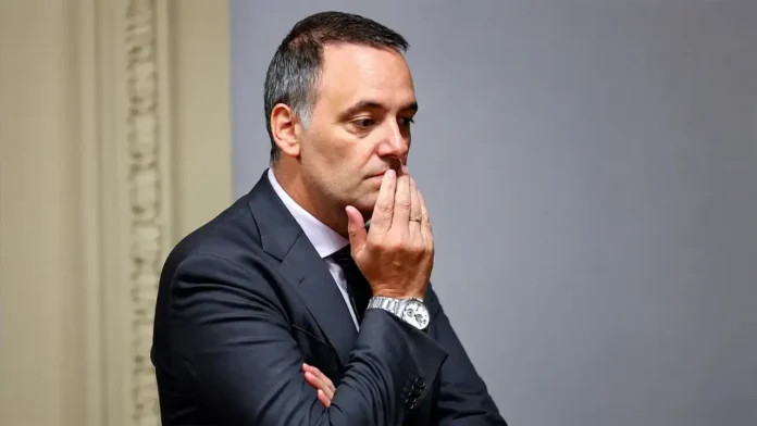 Adorni sigue adelante como si no ocurriera nada y se queja que le digan chorro