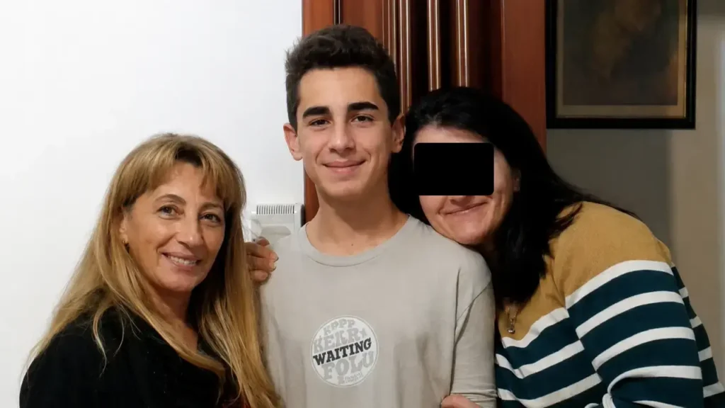 Carlos Ignacio Costa Martínez con su madre y una amiga sonriendo frente a la cámara años atrás