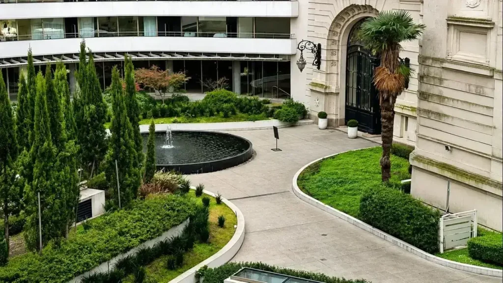 Sus jardines exteriores también son muy llamativos