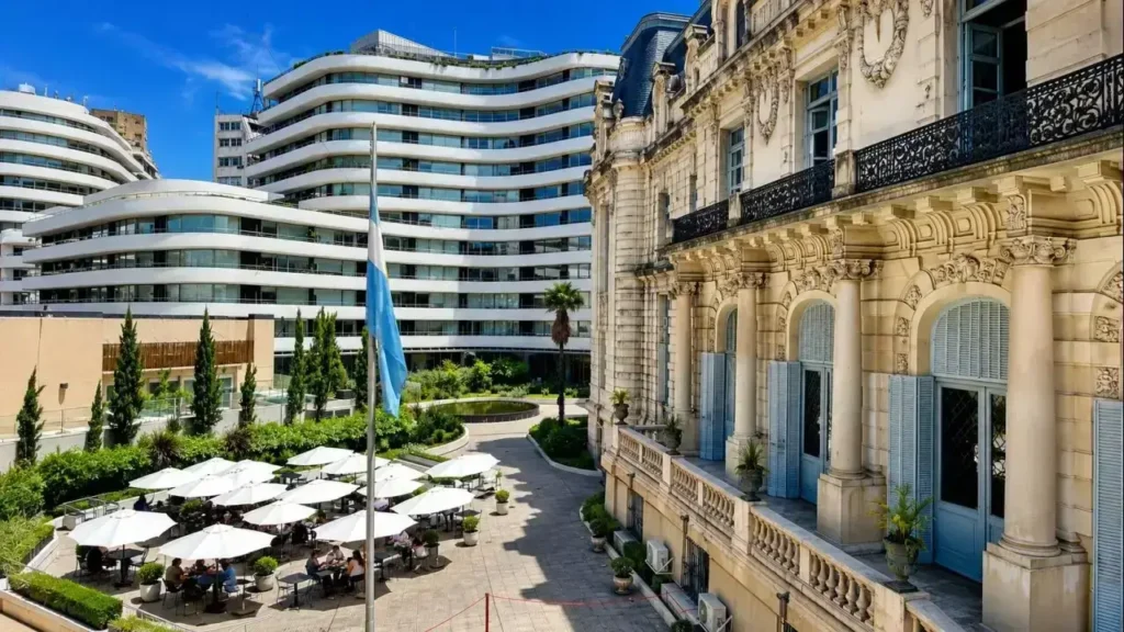 Una toma de los actuales jardines del Palacio Paz o Círculo Militar