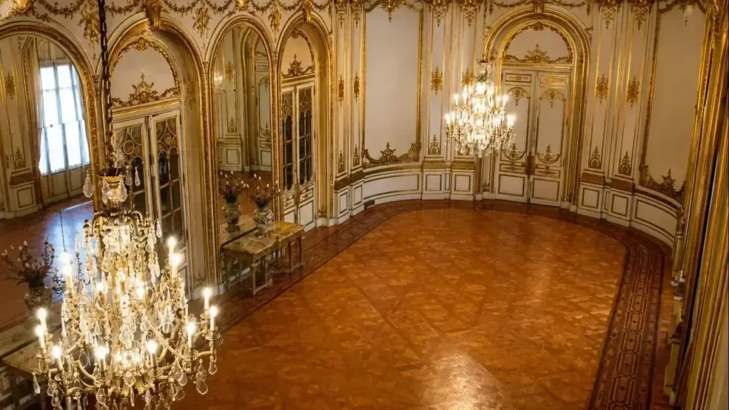 El Salón de Baile en cambio es de Estilo Regencia