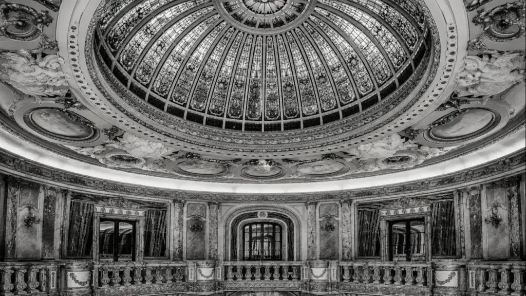 La gigantesca cúpula en blanco y negro (fotografía de época restaurada)