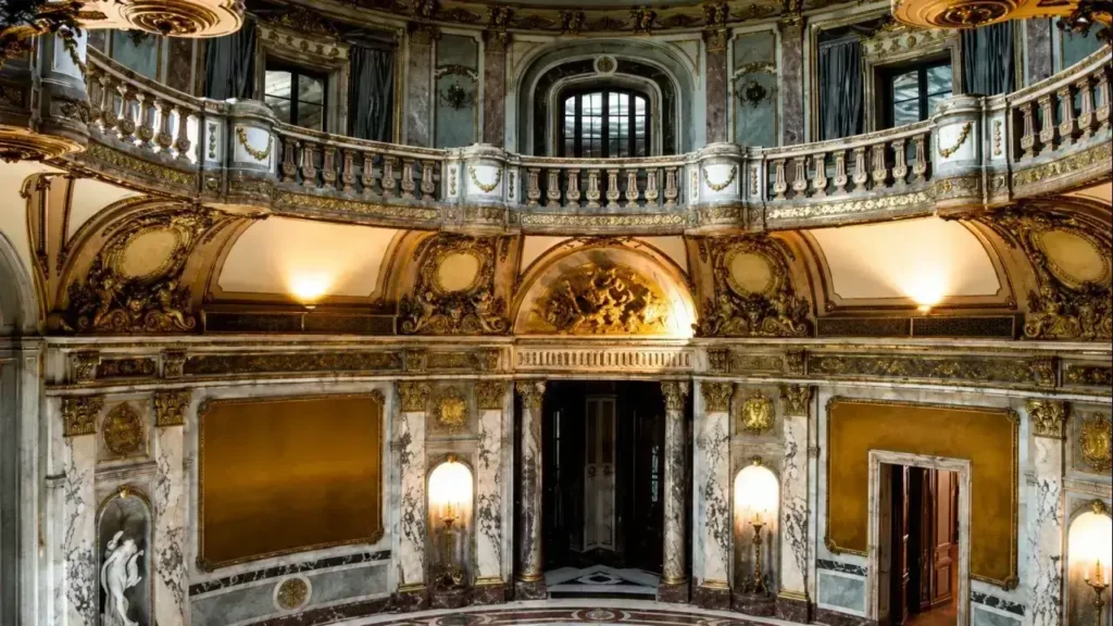 El Gran Hall de Honor circular y coronado con una cúpula imponente