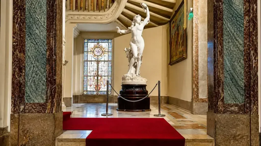 En el hall de ingreso sobre la calle Marcelo T. de Alvear, se encontraba realizada en mármol de carrara la escultura "La Vendimia". Emplazada sobre una base de nogal tallado del escultor francés Francois Raoul Larche (1860-1912).
