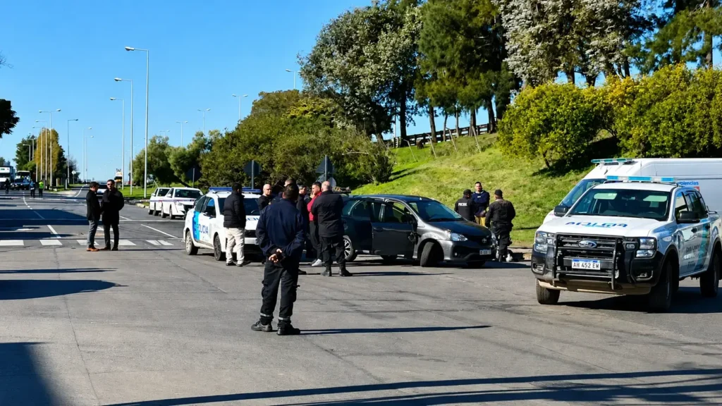 Finalmente el vehículo robado chochó y los delincuentes fueron rodeados