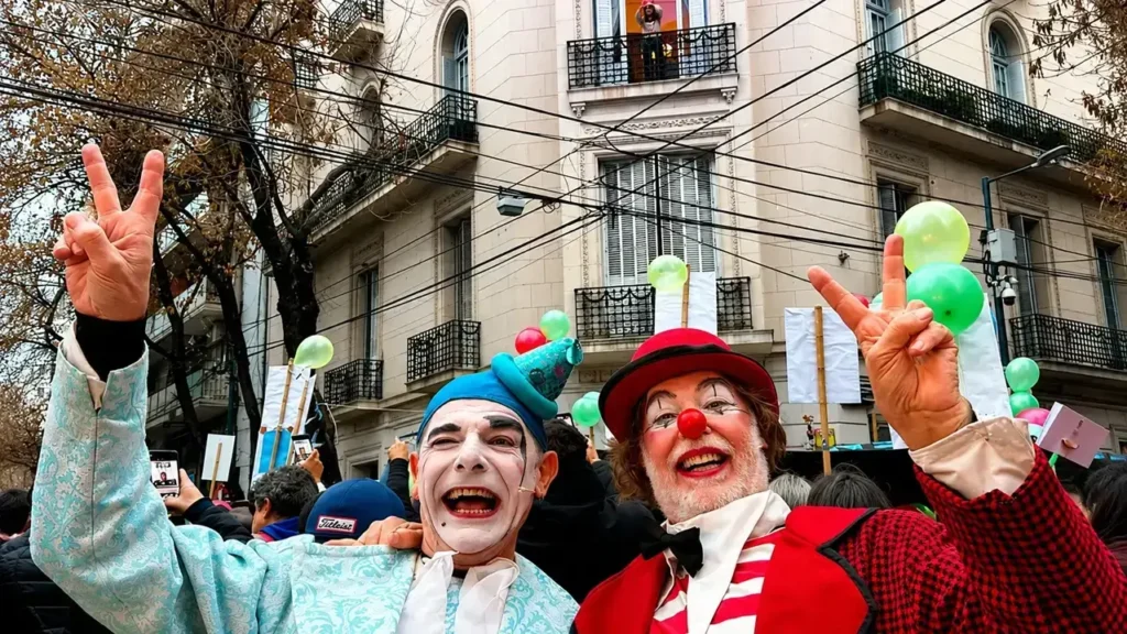 Música y artistas recreando los gags de un circo "como el de Comodoro Py"