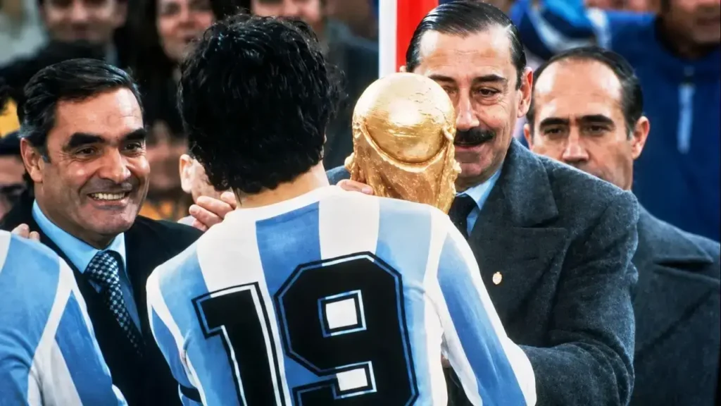 Jorge Rafael Videla le entrega la Copa del Mundo al capital de la Selección Nacional, Daniel Passarella