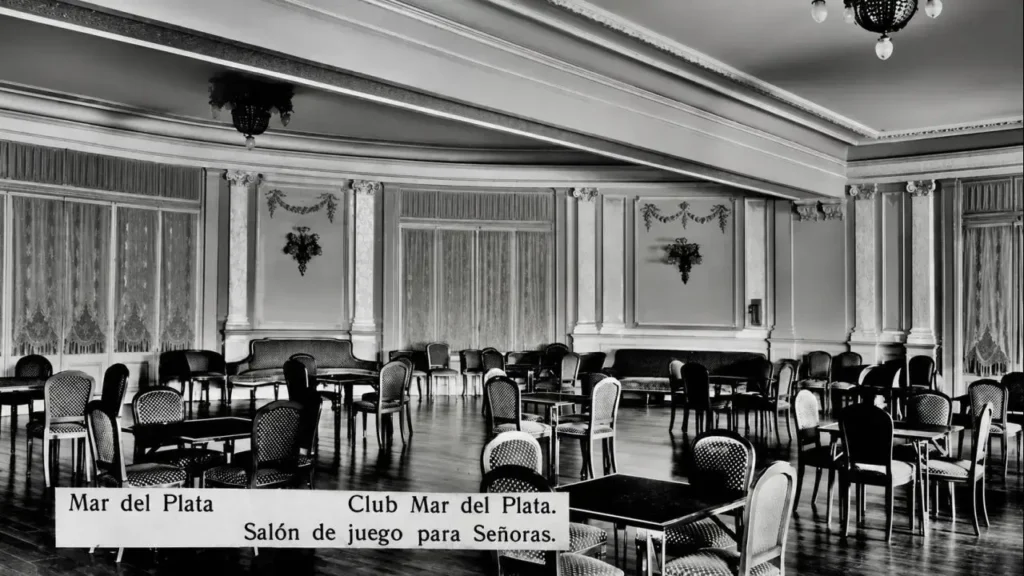 La misma foto del Club de Juego para Señoras del Club Mar del Plata pero en blanco y negro