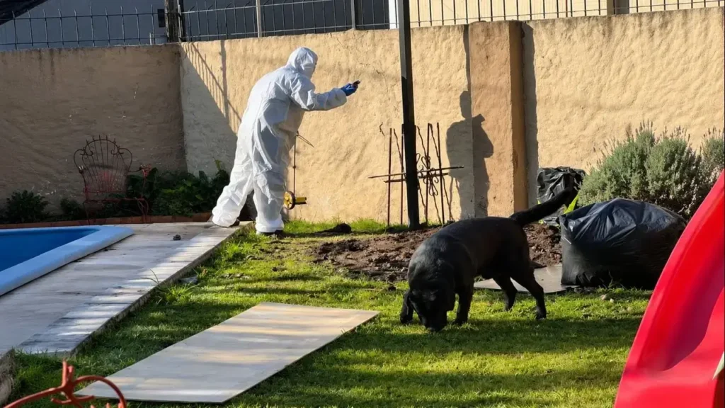 Peritos y forenses trabajaron en el lugar hasta dar con el cuerpo
