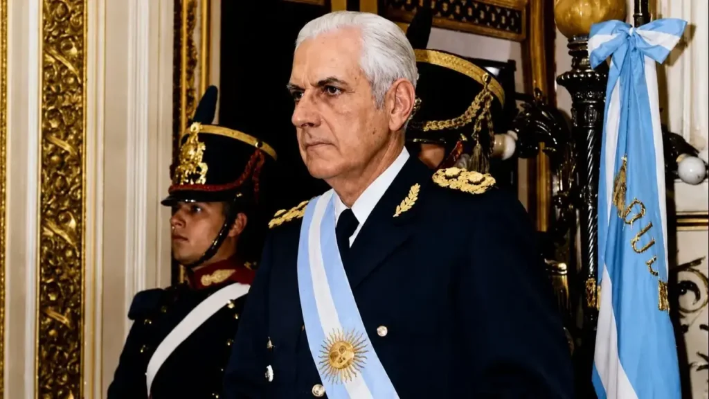 Reynaldo Bignone como Presidente de Facto de la Nación. Bajo su mando, llevó adelante el Centro Clandestino de Detención El Chalet, detrás del Hospital Posadas, y El Campito, en Campo de Mayo.