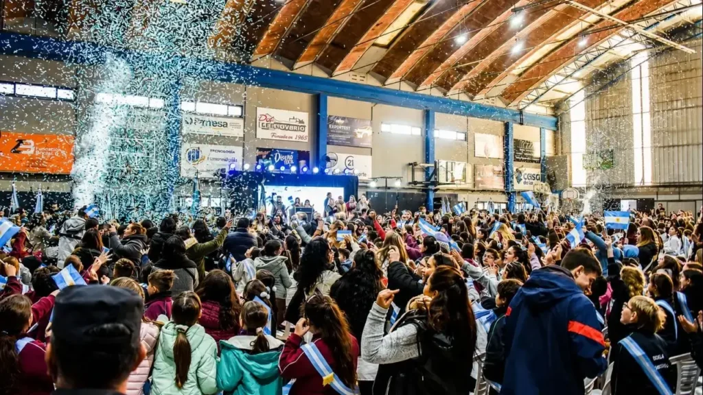 La promesa de lealtad a la Bandera de los mil chicos de Ituzaingó rodeado de sus padres, madres y abuelos y abuelas