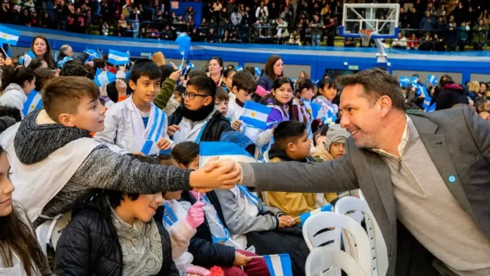 Pablo Descalzo, el intendente de Ituzaingó, junto a los mil chicos que prometieron fidelidad a la Bandera