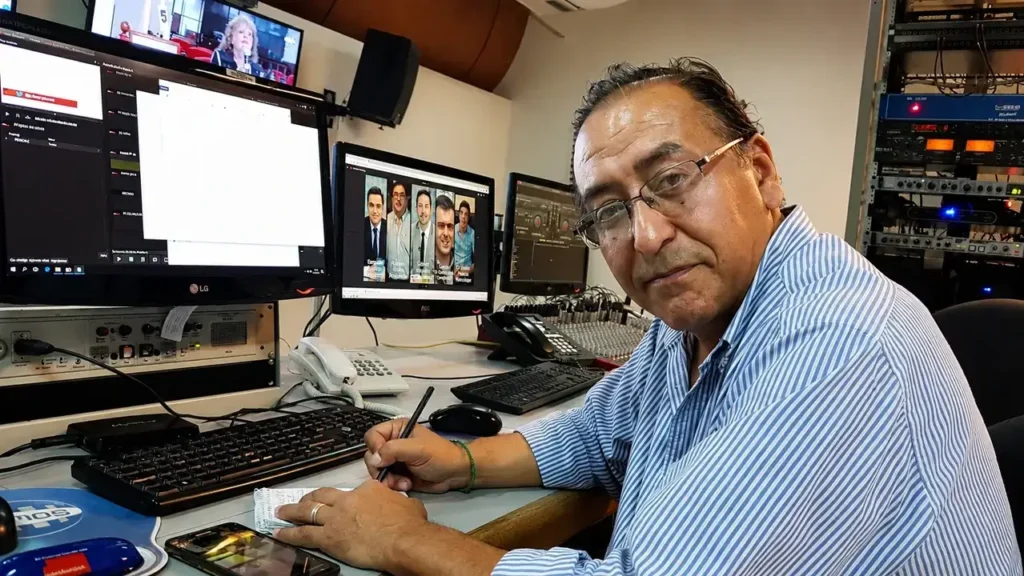 El Negro Coria. Primero un ACV. Luego la muerte temprana. Un tipo generoso al extremo. Veo la foto y me dan ganas de llorar. Tres años juntos trabajamos gracias a Adrián Noriega. Siempre, hasta el final, se te va a extrañar Negro Coria. Un grande de los medios.
