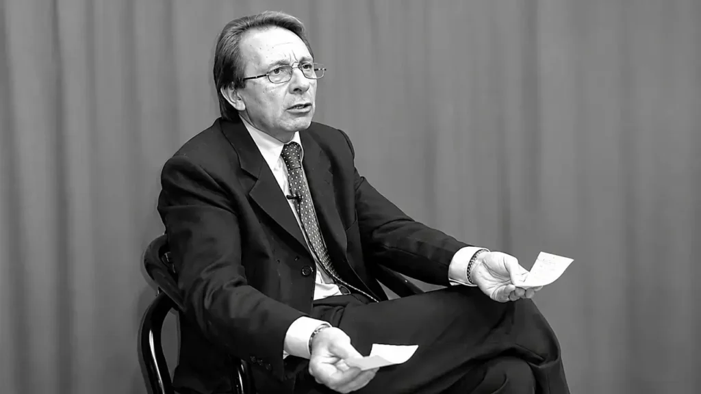 Apalalá. Pepe Del Gaudio. Un loco lindo. Claro que cargoso, pesado y denso. El nombre one se decía. Mortalisimo. En las conferencias de prensa con Adrián Noriega nos tapábamos la boca y le gritábamos ¡¡¡y, la pregunta???!!! Y se enojaba hasta estallas. Lo escribo y me río.