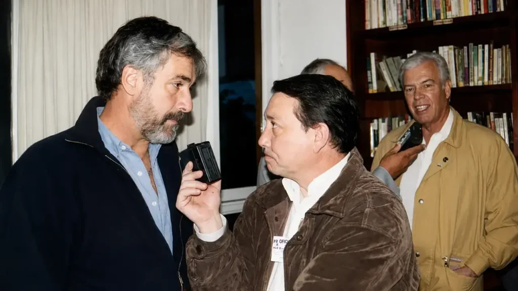 Antonio López, hizo unos pesitos, y empezó a llamarse Antonio López Lifona. Paraba en Curly mañana, tarde y noche. Le gustaba la bebida pobre, pobre porque le gustaba mucho y día, de regreso a su casa, bajó de un taxi en mala posición, se golpeó la cabeza contra el cordón y el hematoma que se le produjo no lo dejó seguir entre nosotros. Y así se fue nomás de una de las camas del Instituto de Haedo.