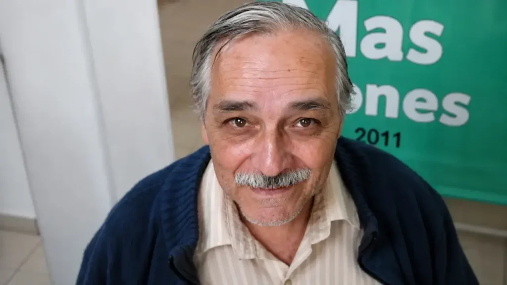 Inocencia Sayas. Por donde andarás viejo Sayas. Siempre admirábamos su territorialidad. Yo les decía a los colegas, ven los zapatos de Zayas, los ven embarrados. Ese nos gana a todos, eh? El tipo camina. Y claro que lo hacía. Se caminaba cada una de las sociedades de fomento de Hurlingham para publicar sus actividades. Llegaba a los lugares a los que nadie quería ir. Eso es hacer periodismo. Cubir la cena por la Indepenndencia de Estados Unidos en la Embajada Norteamericana para los chetos porteños vende patria. El periodismo territorial es callejero, caminador, se mete en el barrio y atraviesa la lluvia.