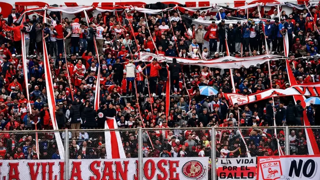 La hinchada loca, claro, uno a cero a Almirante Brown en el minuto dos sonó a gaste