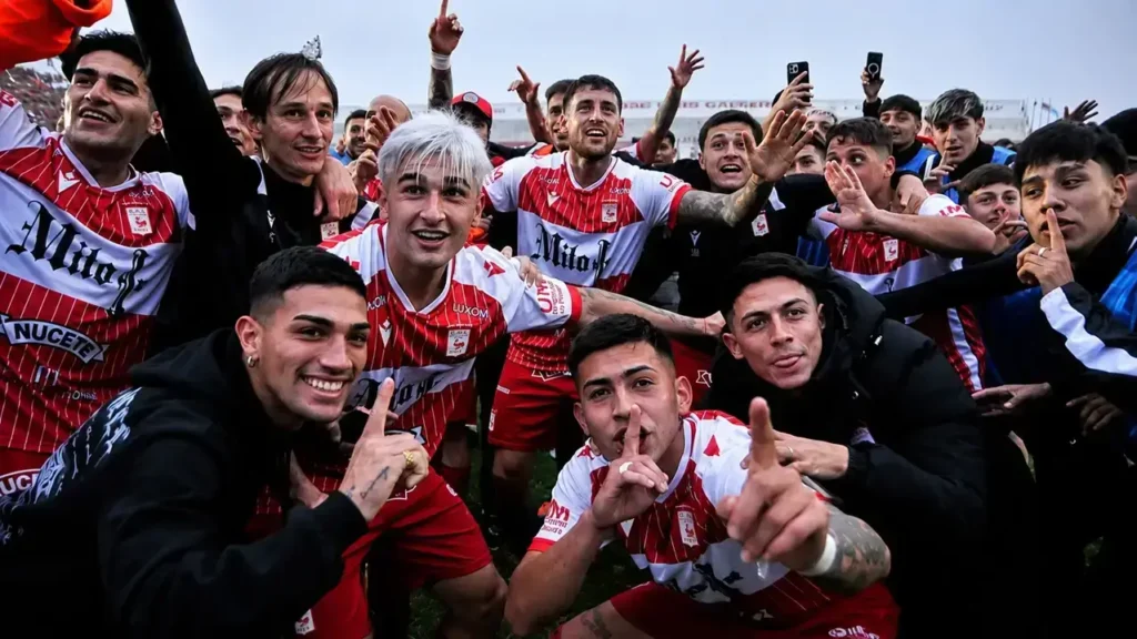 Malos los chicos de Morón. Vayanse calladitos le dicen a Almirante Brown y el clásico se pica cada vez más.