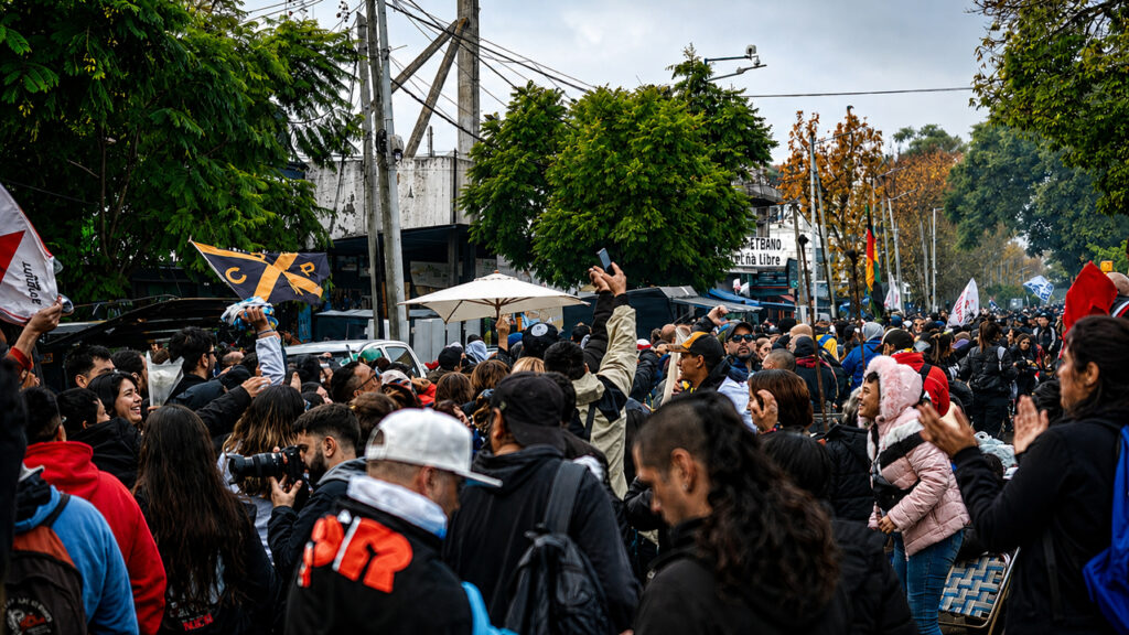 La multitud se acerca, la fuerza se concentra, la energía se acumula