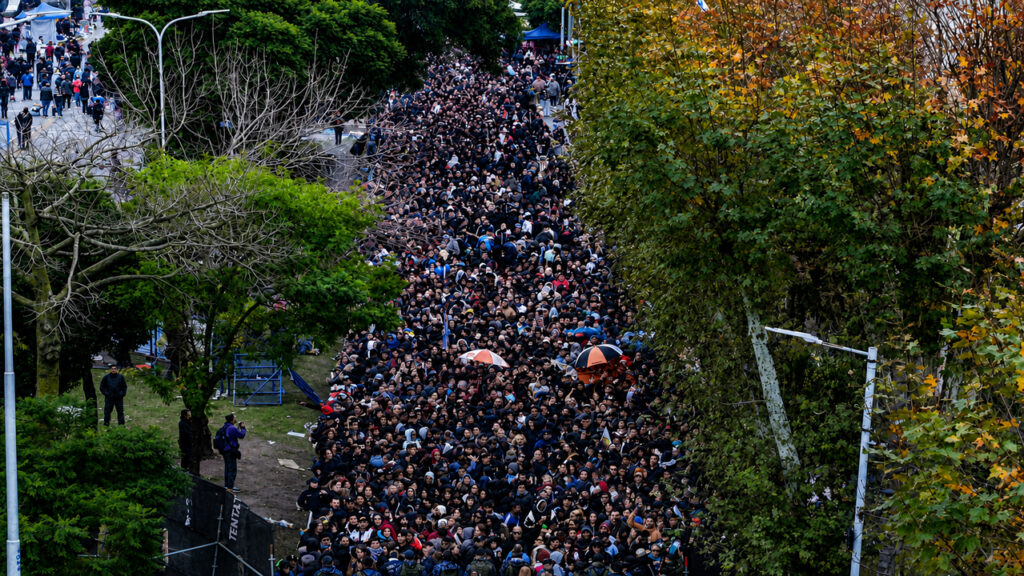 Del pogo más grande el mundo, a la despedida más grande del mundo, ahí los tenés a los ricoteros de todo el país, fuerza, el Indio continúa