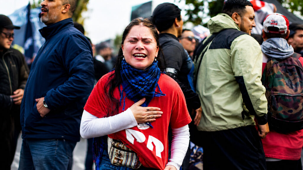 Y sí, la gente llora, no habrá otro. Y hace bien llorar. Purga el alma. Y al Indio hay que llorarla. Se fue la última voz plebeya.