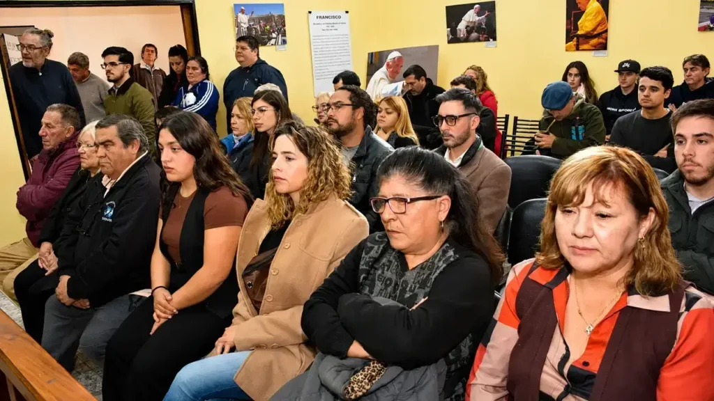 Más vecinos escuchando cuál será la dinámica del Foro. Juan Manuel Alvarez Luna abrió el juego y ahora se armará un vínculo de participación.