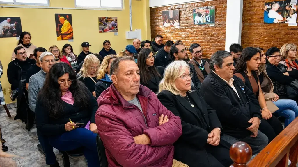 Los vecinos atentos escuchan de qué se trata el Foro para comenzar a participar