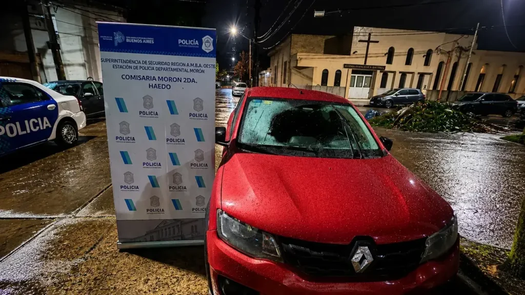 El Renault Kwid rojo con que operaba la banda juvenil. Sin patente. 