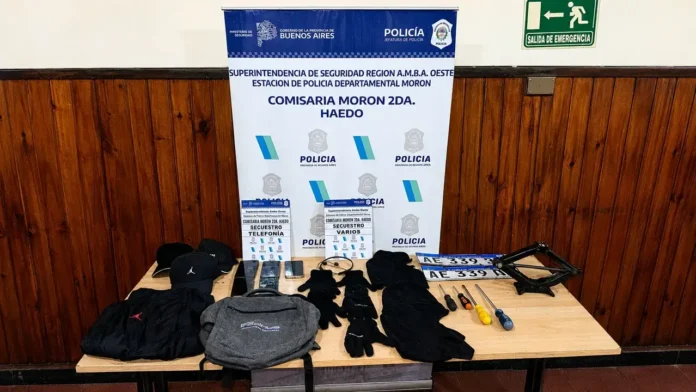 Todos los elementos para el robo bajo la modalidad de escruche. Forzar, entrar, tomar lo más valioso e irse. Con la familia adentro. Una banda juvenil.