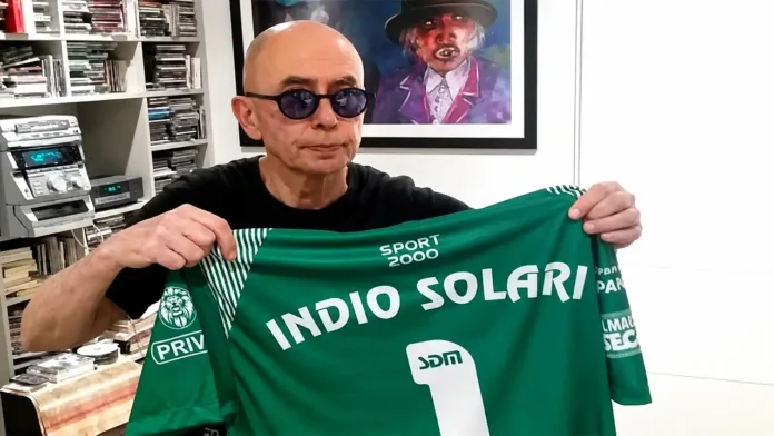 El Indio Solario con la remera del Club Atlético Ituzaingó demostrando que tanto se había arraigado al municipio