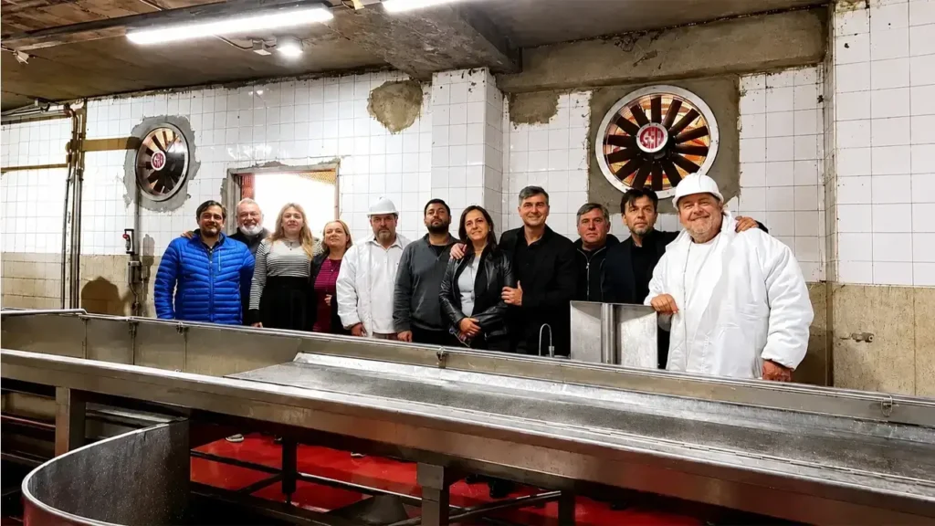 El Municipio de Morón dentro de Ganadera San Roque el día de su reapertura que logró gracias a dejar más de veinte trabajadores fuera de la planta y no pagar indemnizaciones