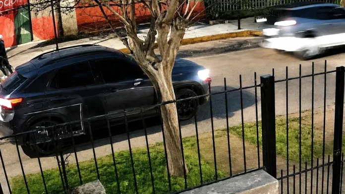 El auto de las víctimas dispara a velocidad intentando escapar y detrás el auto de los delincuentes. No hubo consecuencias graves